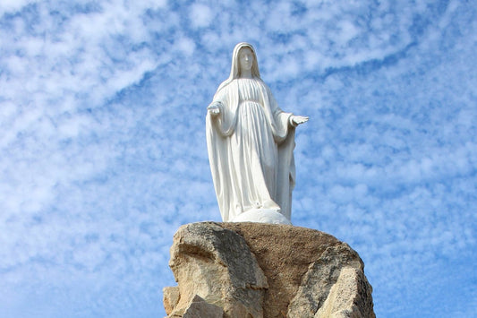 Statue protectrice de Notre-Dame de la Serra dressée sur son rocher de granit à Calvi