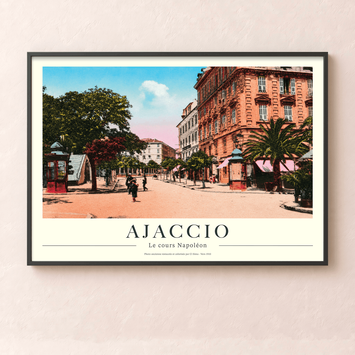 Affiche vintage horizontale d'Ajaccio illustrant l'animation du cours Napoléon, les palmiers et les façades historiques corses