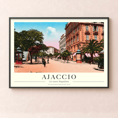 Affiche vintage horizontale d'Ajaccio illustrant l'animation du cours Napoléon, les palmiers et les façades historiques corses