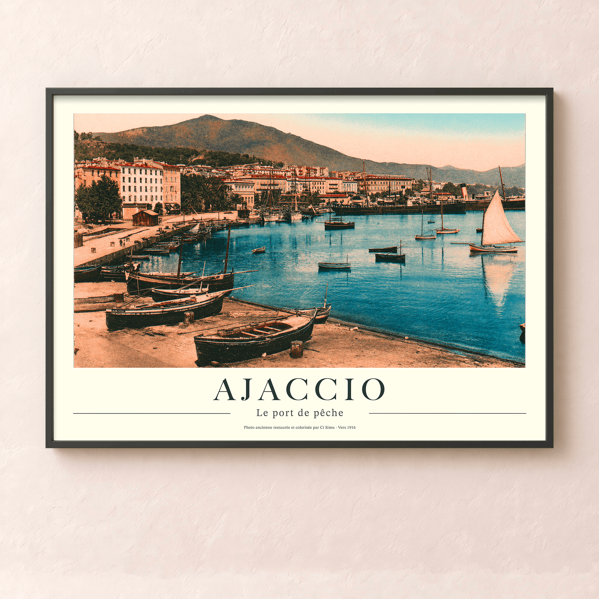 Affiche vintage d'Ajaccio montrant le port de pêche historique colorisé des années 1900 avec barques traditionnelles et voiles à l'horizon