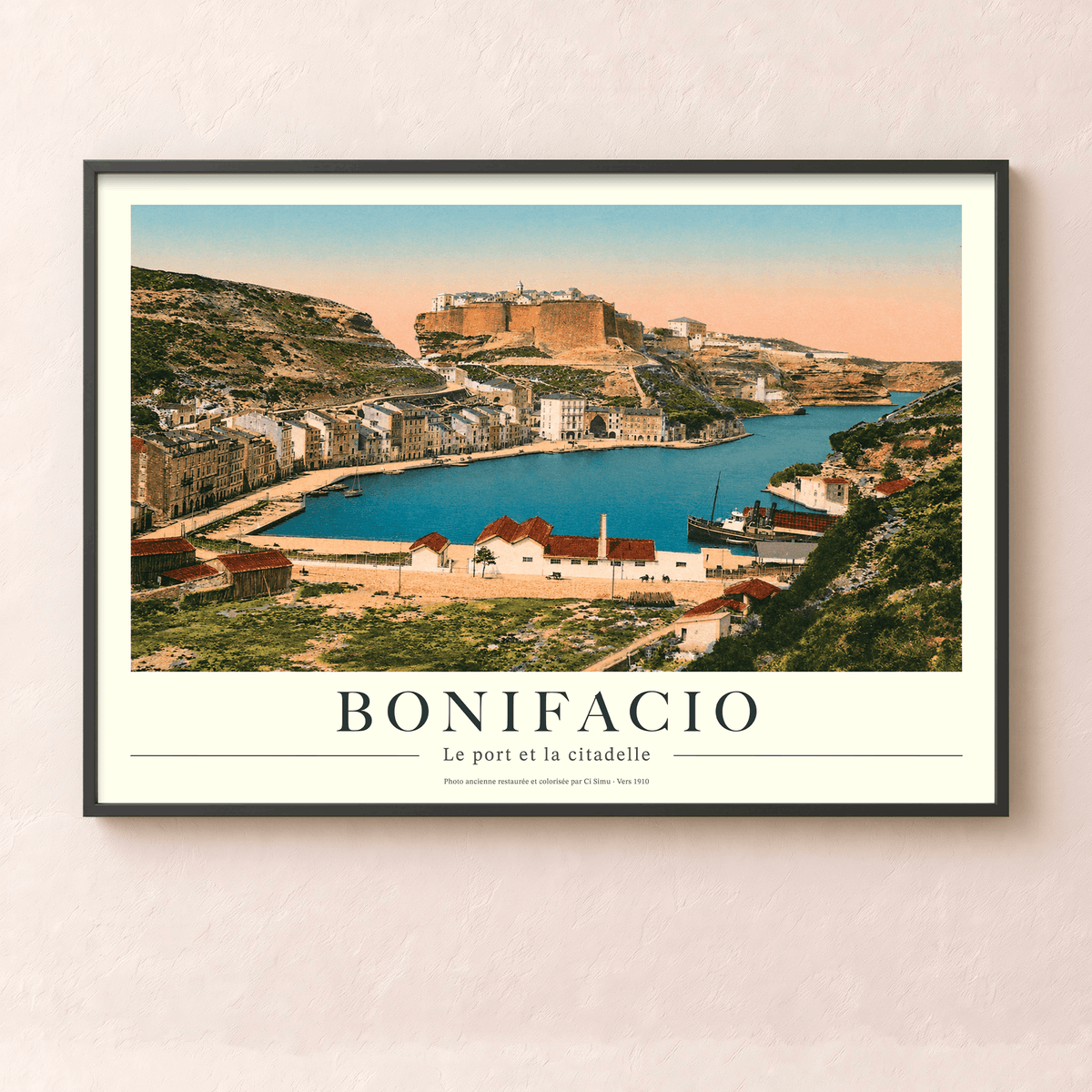 Affiche vintage de Bonifacio montrant la vue panoramique sur les falaises calcaires blanches, le goulet du port et la citadelle colorisée des années 1900