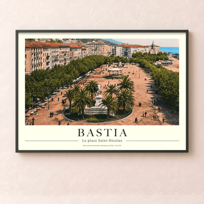 Affiche vintage de Bastia montrant la place Saint-Nicolas colorisée des années 1900 avec palmiers et vue sur la mer