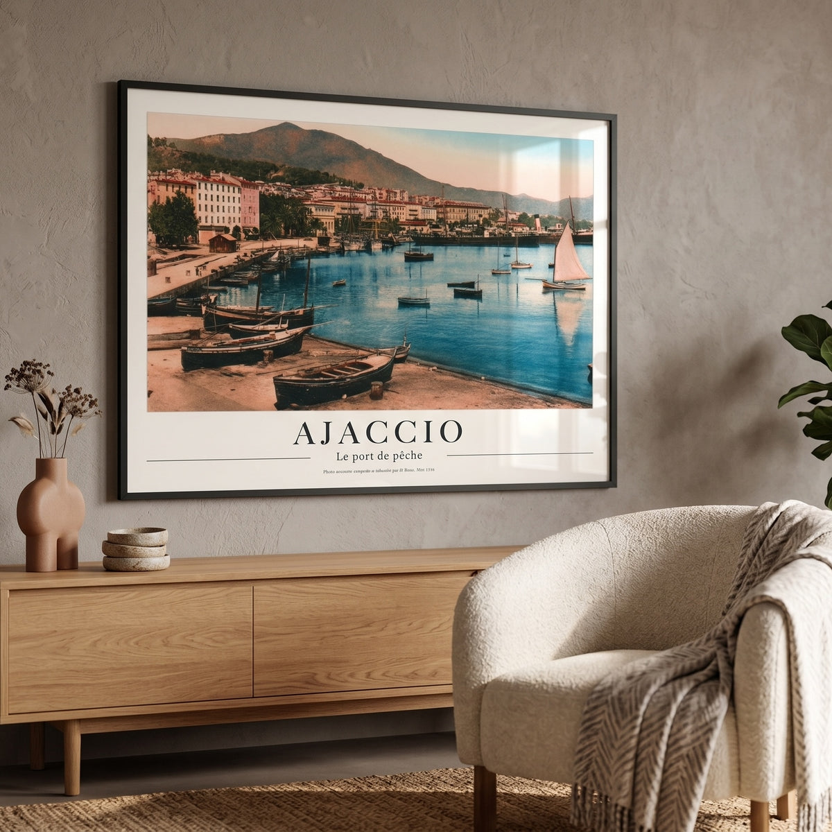 Grand poster d'art vintage du port d'Ajaccio installé au mur au-dessus d'un canapé en cuir marron