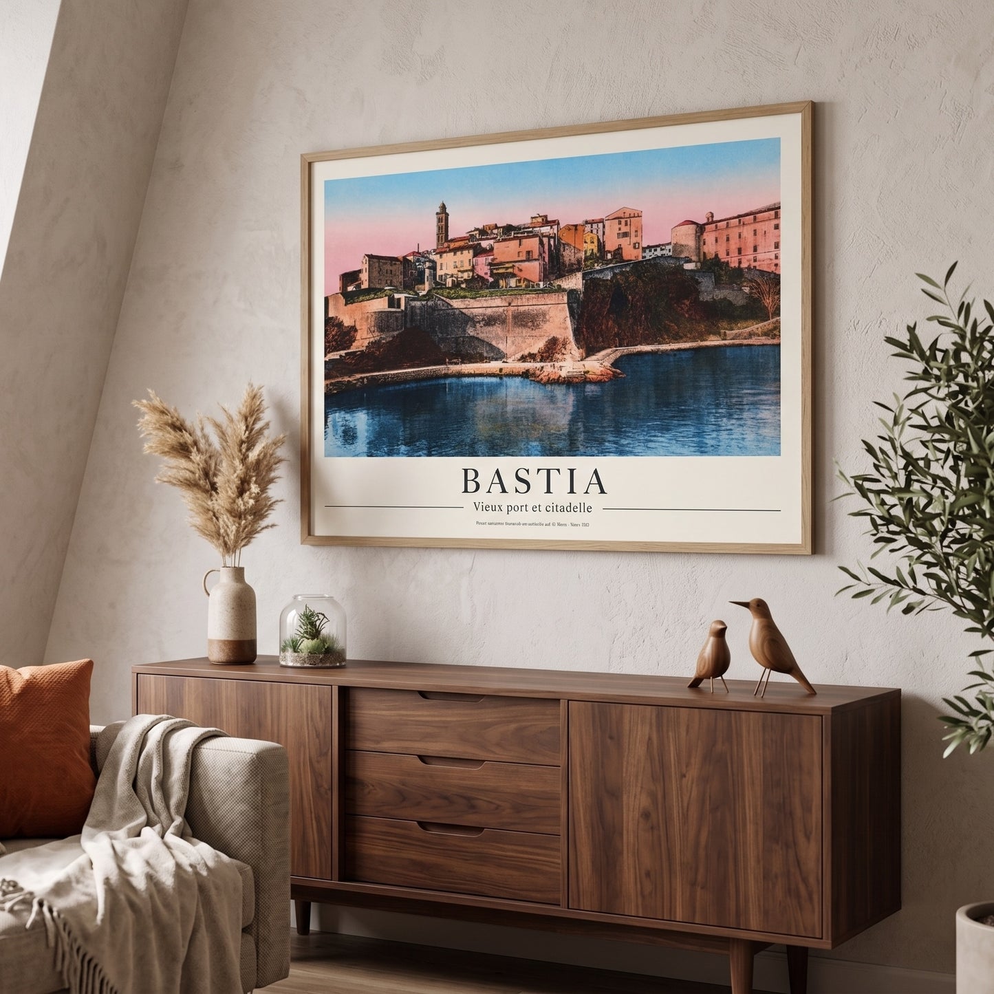 Affiche ancienne de Bastia au format horizontal fixée au mur au-dessus d'un meuble bas contemporain