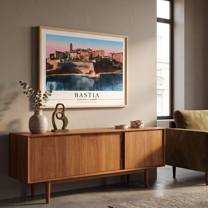 Grand poster d'art vintage du vieux port de Bastia installé au mur au-dessus d'un canapé en cuir marron