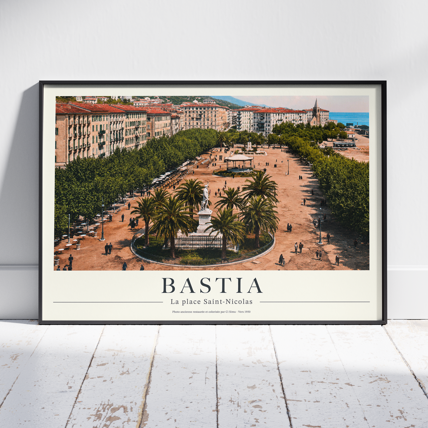 Décoration murale historique avec l'affiche de la place Saint-Nicolas à Bastia dans un intérieur lumineux