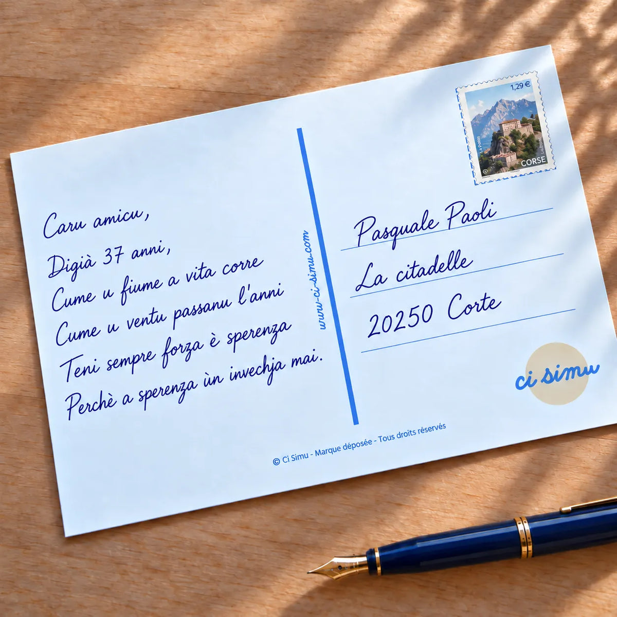 Exemple de carte postale personnalisée rédigée à la main avec timbre
