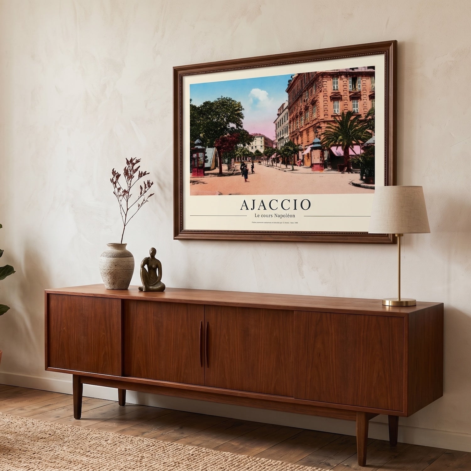 Affiche d'art d'Ajaccio au format horizontal installée au mur au-dessus d'un canapé en cuir marron