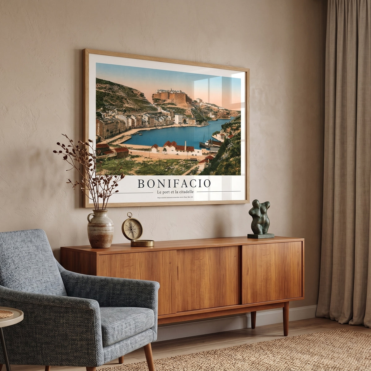 Affiche ancienne de Bonifacio au format horizontal fixée au mur au-dessus d'un meuble bas dans un salon contemporain