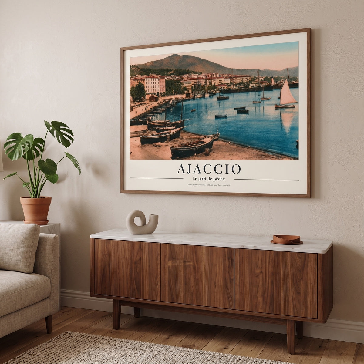 Affiche ancienne d'Ajaccio au format horizontal fixée au mur au-dessus d'un meuble bas dans un salon contemporain